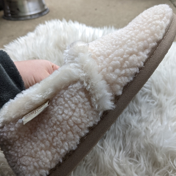 NWOT Minnetonka Cream Color Slippers Size Large 8-9 - Picture 3 of 5